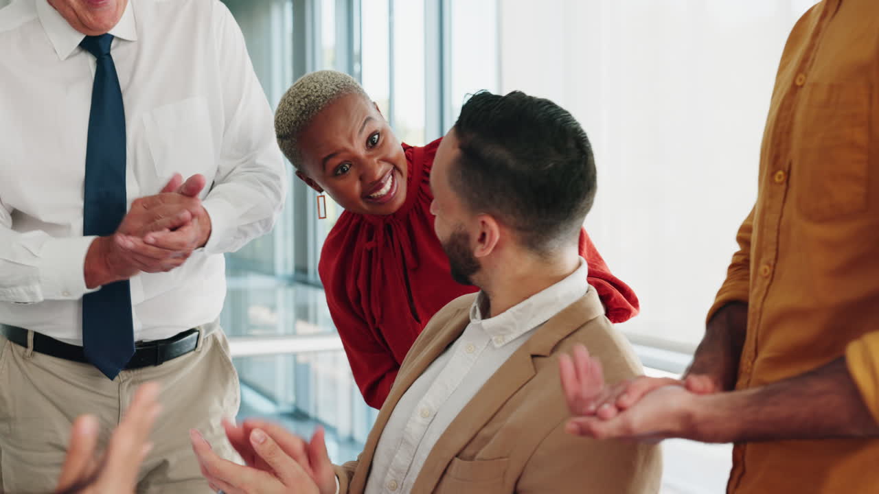 hombre de negocios, aplaudiendo y trabajo en equipo felicitaciones