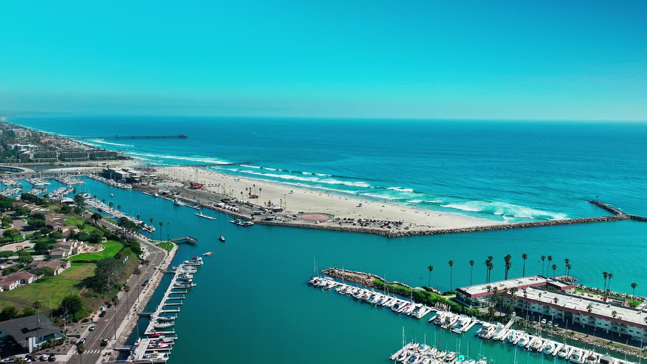 오세안사이드 캘리포니아의 마리나 드론 뷰는 보트 위를 날아서 태평양을 바라보고 있습니다.
