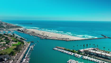 Puerto-Deportivo-En-Oceanside-California-Vista-De-Drones-Volando-Sobre-Los-Barcos-Y-Mirando-Hacia-El-Océano-Pacífico