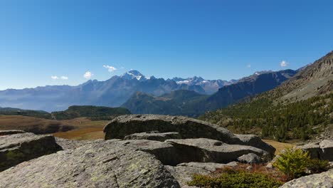 Toma-Deslizante-De-Los-Picos-De-Las-Montañas-Campagneda-En-Verano,-Alpes-Italianos,-Valmalenco,-Lombardía.