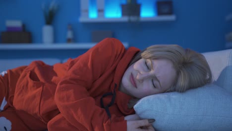 una joven rubia que tiene pesadillas por la noche.