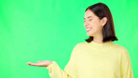 mujer feliz, mano y pantalla verde para el producto