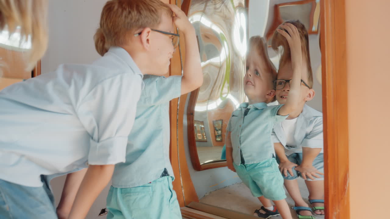 Fratello maggiore guida un bambino vivace. Il membro più giovane della famiglia si impegna in attività all'aperto con il fratello maggiore che supervisiona. Gioiosa escursione in famiglia al parco con il fratello maggiore che intrattiene il bambino piccolo.