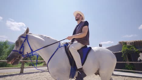 Der-Mann-Auf-Dem-Weißen-Pferd-Sieht-Sich-Um.