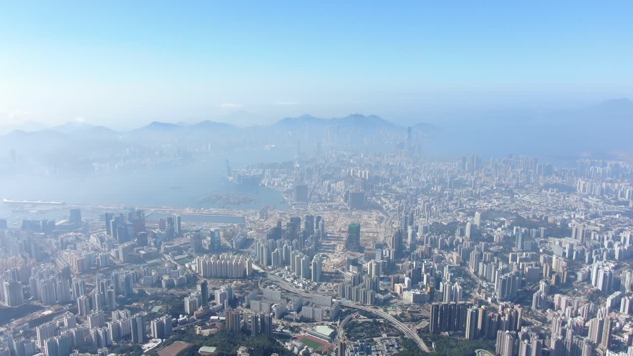 bahía de hong kong y horizonte con rascacielos, plano general de gran altitud