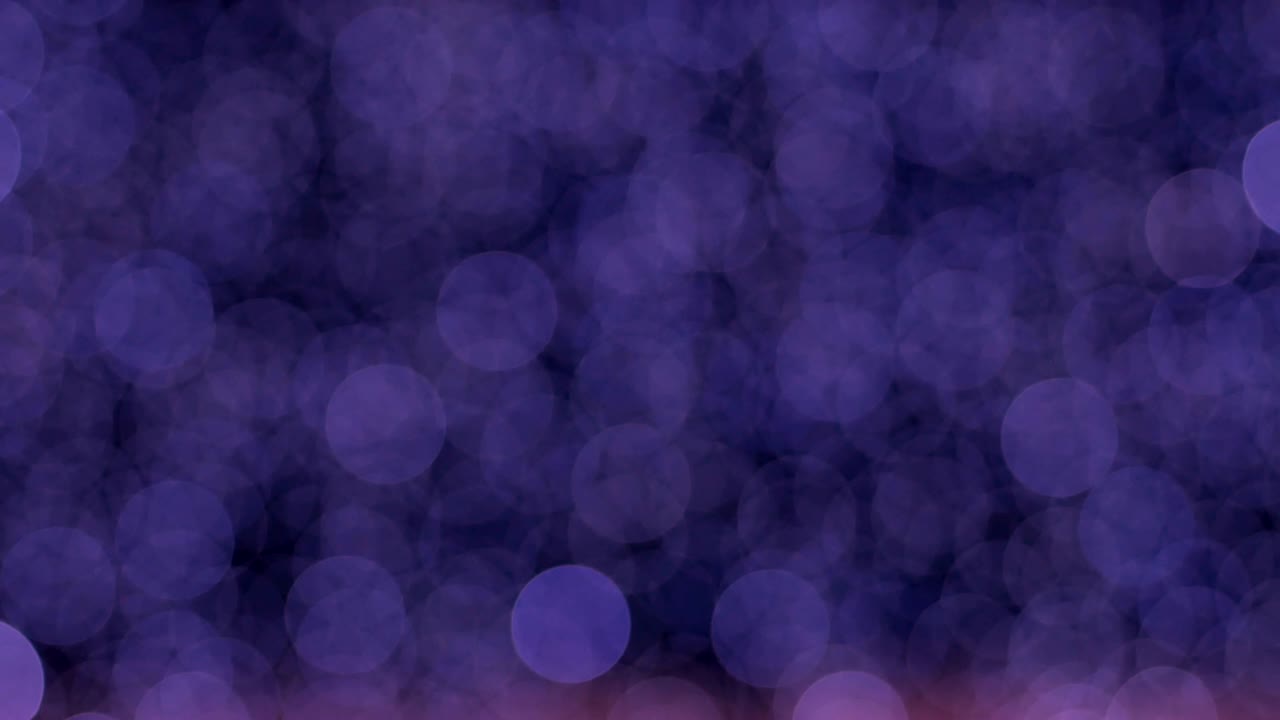 el fondo púrpura abstracto de la noche está desenfocado con un bonito bokeh. luces de navidad borrosas bokeh. panorámica a través del borrón.