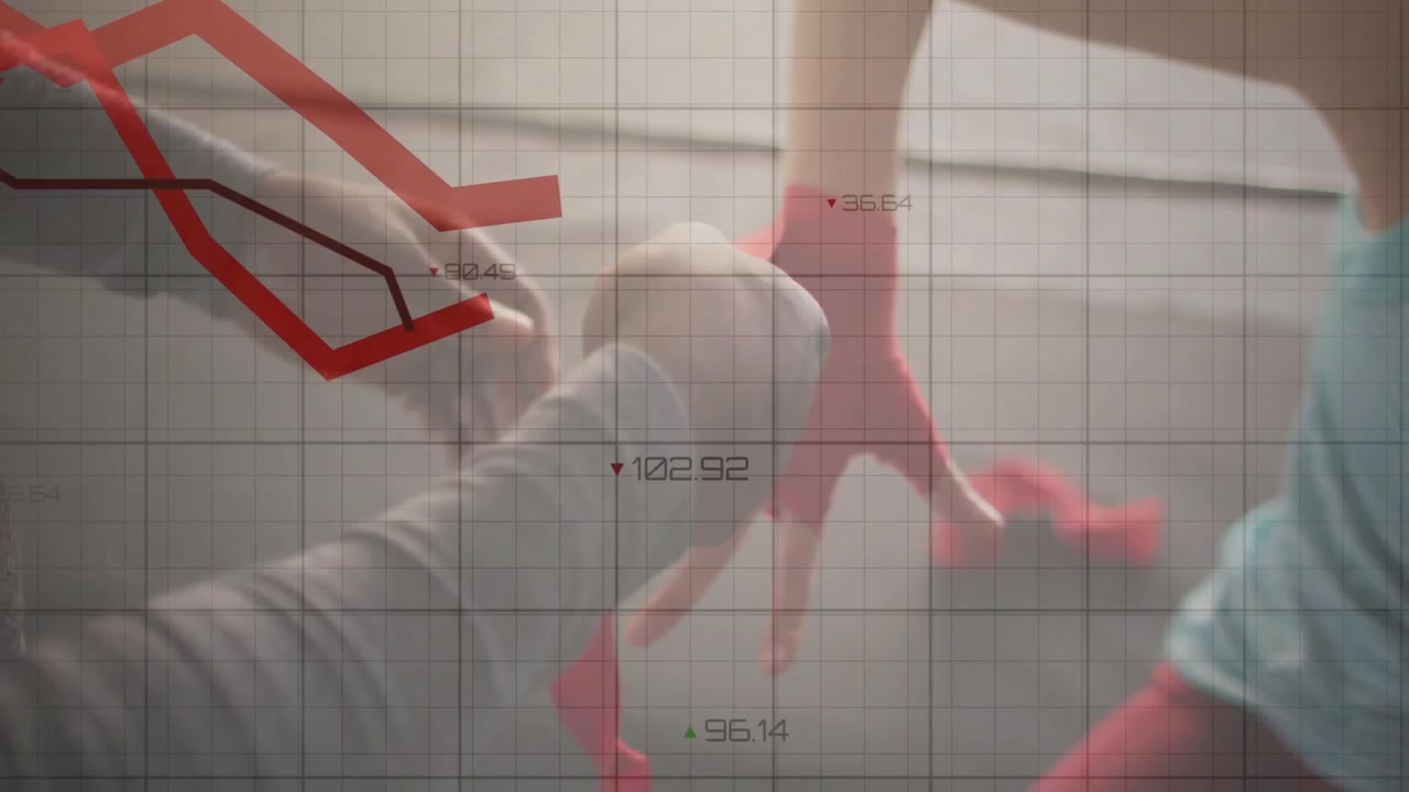 트레이너가 복싱을 위해 운동선수의 손목에 핸드랩을 감기 시작하고, 투명한 격자 위에 다양한 빨간색 차트가 표시됨