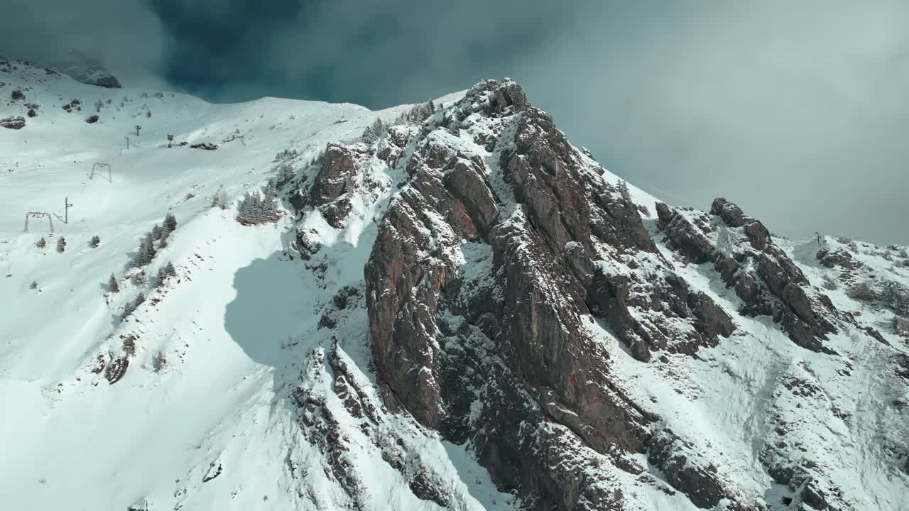 스위스 에인젤베르크 브루니 바네의  눈 인 산기?? 에서 왼쪽에서 오른쪽으로 촬영 된 드론