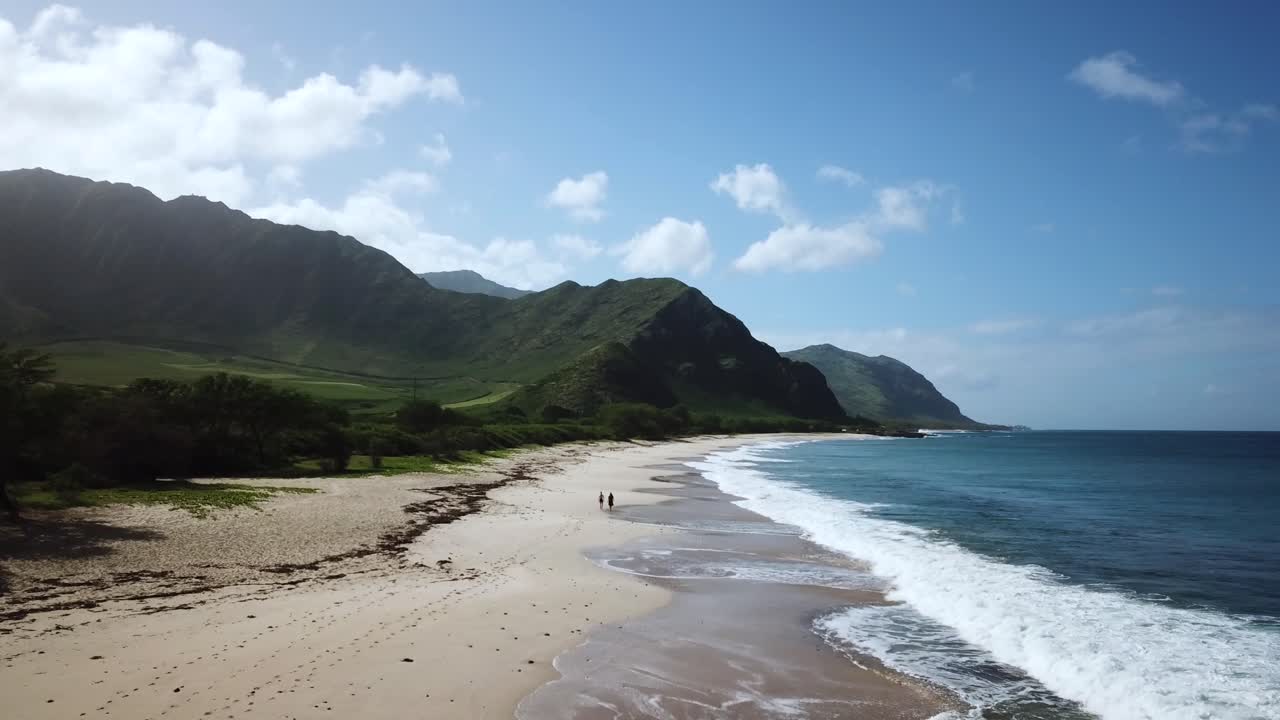 Bellissime onde blu e montagne verdi della spiaggia di Makua a Oahu, Hawaii - aerea