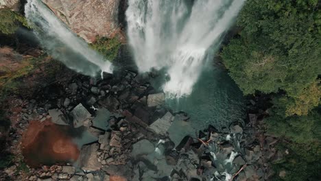 Vista-De-Arriba-Hacia-Abajo-De-Las-Cascadas-De-Nauyaca-En-Costa-Rica---Toma-Aérea-De-Drones