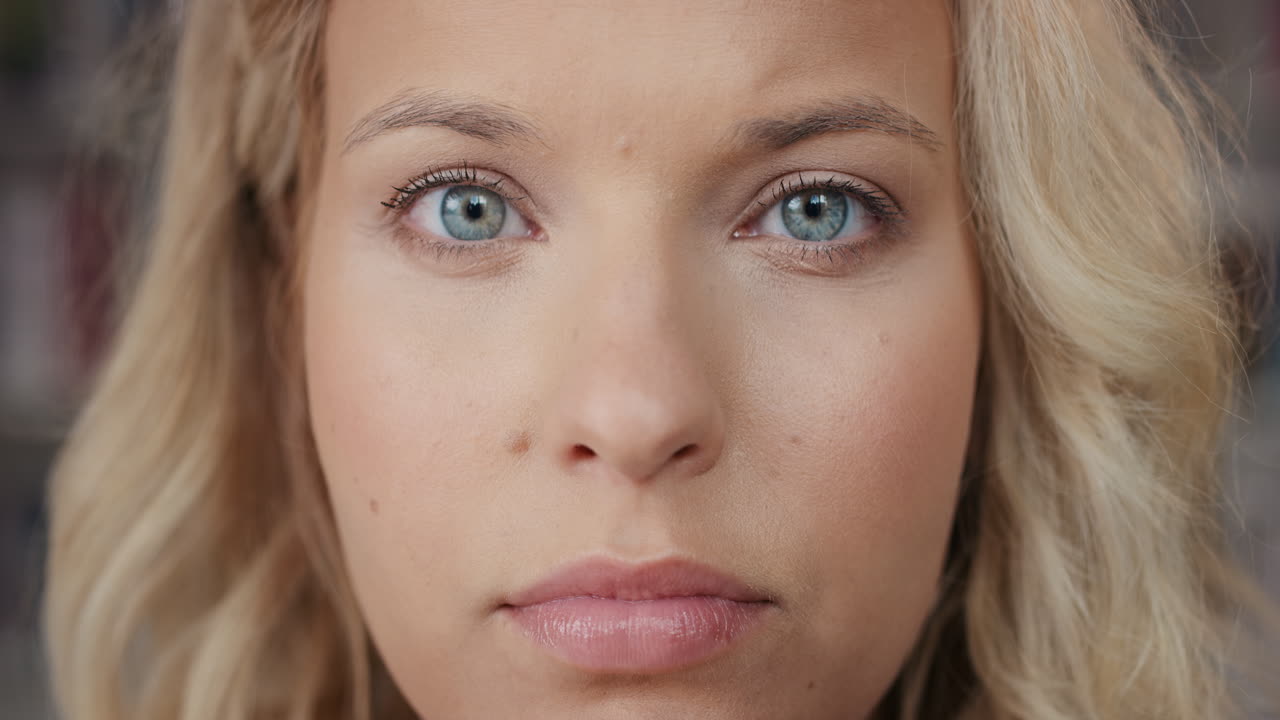 아름다운 여성 얼굴 초상화의 클로즈업