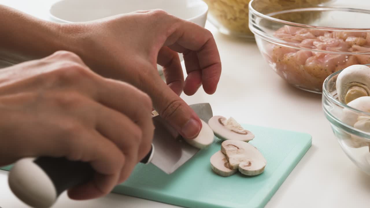 여자 손이 절단판에  버섯을 잘라내고, 클로즈업 비디오, 루프