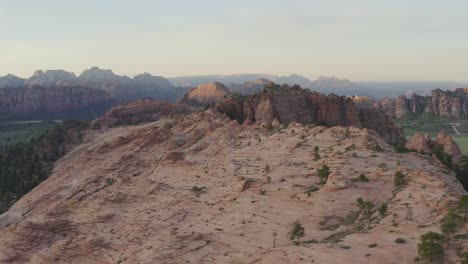 bandeja de seguimiento suave y ancha con drones sobre acantilados rosas al atardecer y vistas majestuosas dentro del parque nacional zion