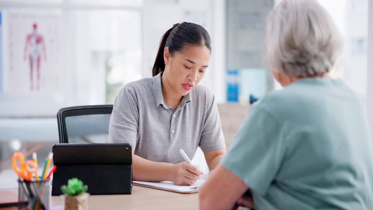 スピーキング - 高齢女性と医師