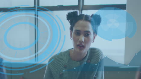 animación de escáner redondo y procesamiento de datos contra mujer biracial hablando en la oficina