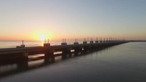 공중: 네덜란드의 oosterschelde 폭풍 해일 방벽과 풍력 터빈
