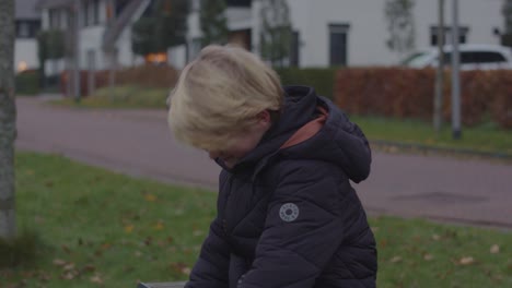 adolescente deprimido llorando en un barrio suburbano