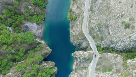 Toma-Aérea-De-Drones-Del-Hermoso-Lago-Di-San-Domenico-En-La-Provincia-De-L&#39;aquila,-Abruzzo,-Italia