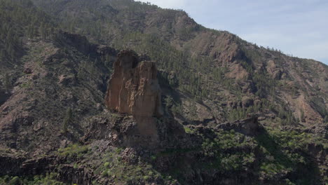 Toma-Aérea-En-órbita-Del-Famoso-Roque-Mulato-En-La-Isla-De-Gran-Canaria-En-Un-Día-Soleado