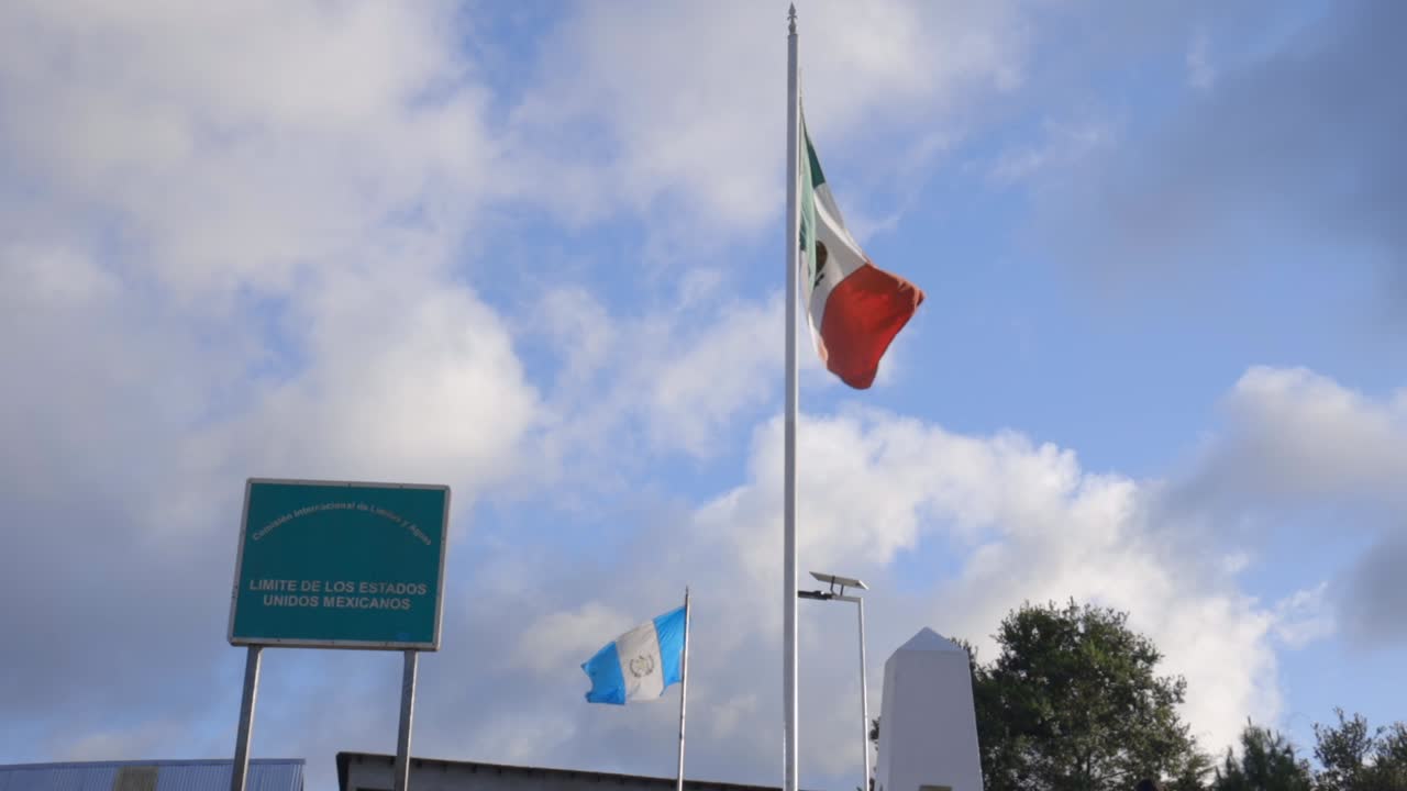 멕시코와 과테말라의 국가 발이 바람에 흔들리고 있습니다.