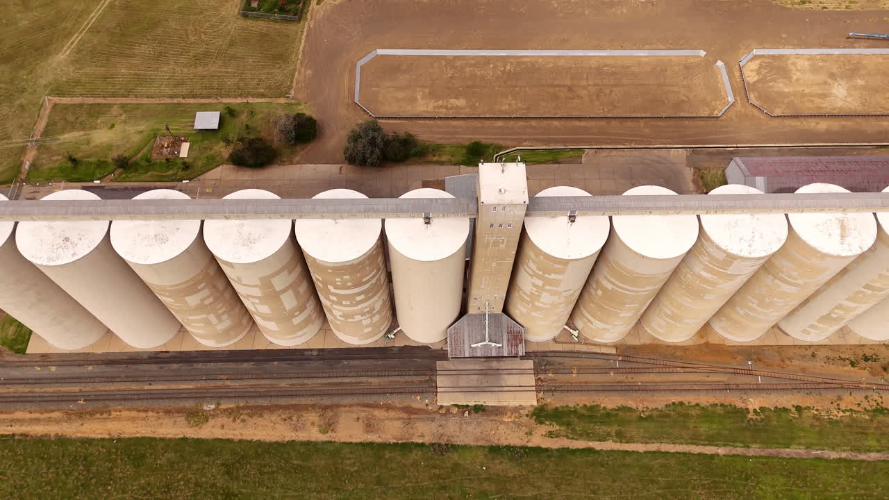 Metraje aéreo de silos agrícolas de almacenamiento de grano en el campo.