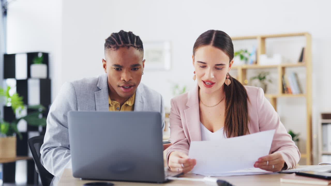 computadoras portátiles, planificación y gente de negocios