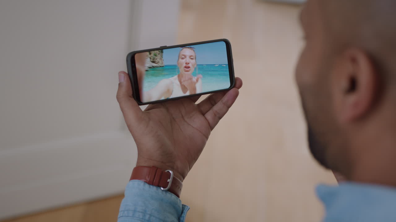 hombre joven chateando en video con su novia en el teléfono inteligente saludando con la mano mujer joven compartiendo vacaciones viajar en italia pareja que tiene una relación a larga distancia