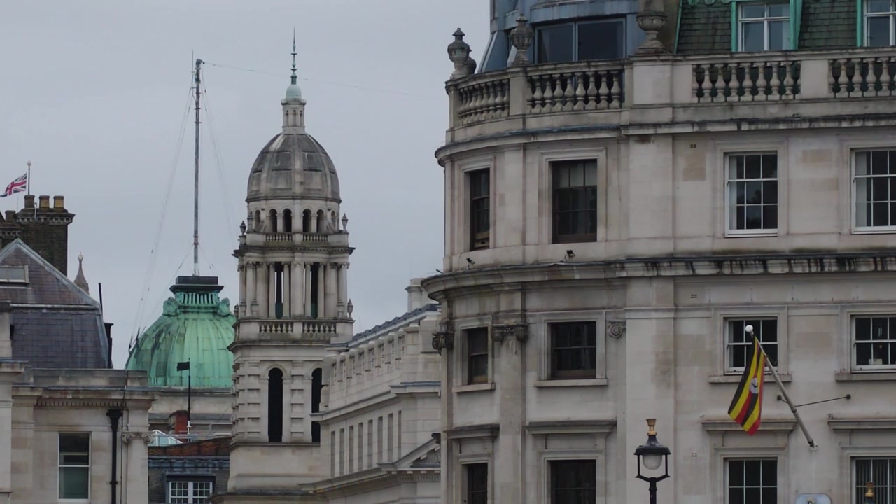 Lo storico Old War Office e gli edifici in pietra di Portland mostrano torri e cupole ornate a Whitehall, Londra, Inghilterra