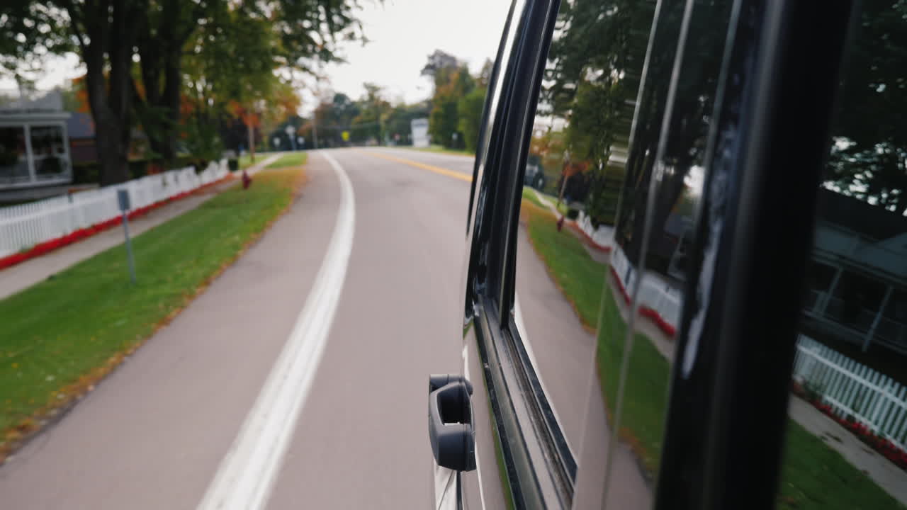 Fiancata di un'auto che attraversa una piccola città americana