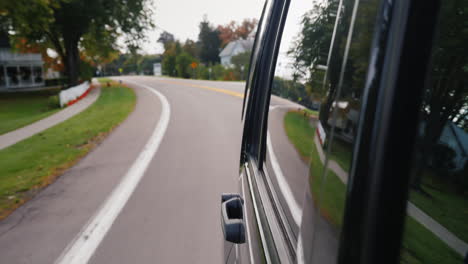 Lado-Del-Coche-Conduciendo-A-Través-De-La-Pequeña-Ciudad-Americana