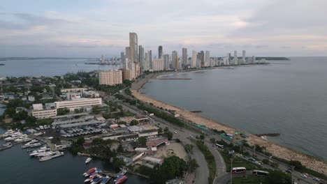 Vista-Aérea-De-Cartagena-Colombia,-Ciudad-Turística-En-El-Mar-Caribe,-Tráfico-Costero-Y-Edificios-Modernos-En-Bocagrande,-Disparo-De-Drones