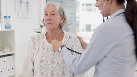 mujer, médico y latido del corazón en paciente de edad avanzada