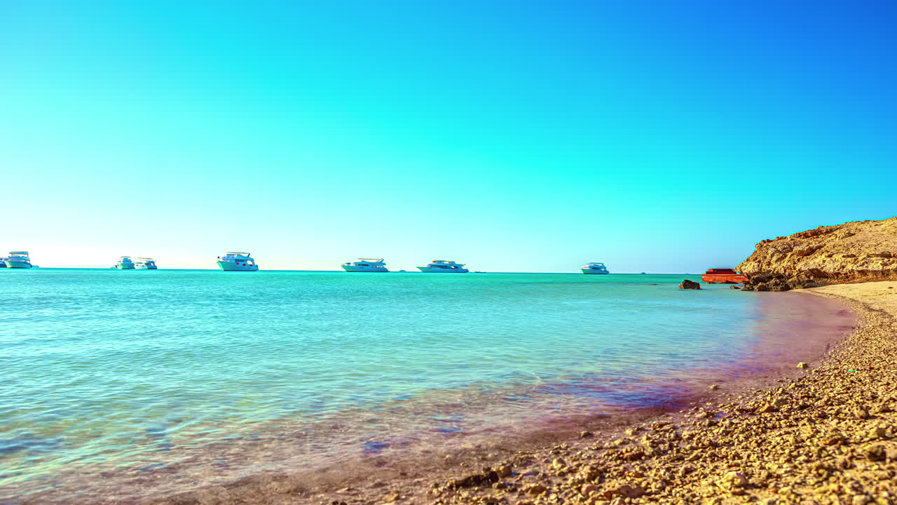 열대 석호 근처에 정박한 호화 요트, 퓨전 타임랩스