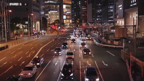 centro de osaka por la noche, autos circulando por el distrito de umeda