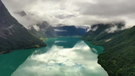 la hermosa naturaleza de noruega paisaje natural lago lovatnet.