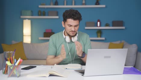 Estudiante-Varón-Que-Sufre-Un-Ataque-De-Nervios.