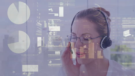 animación de procesamiento de datos estadísticos contra mujer caucásica hablando en auriculares de teléfono