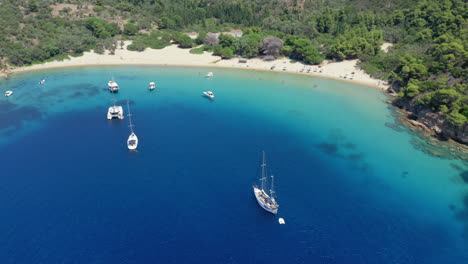 Luftaufnahme:-Langsame-Drohnenaufnahme-Des-Strandes-Der-Insel-Tsougria-In-Der-Nähe-Von-Skiathos,-Sporaden,-Griechenland-Mit-Türkisfarbenem-Und-Smaragdgrünem-Kristallklarem-Wasser