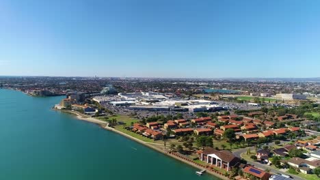 Impresionante-Paisaje-De-Arquitecturas-Suburbanas-Frente-Al-Mar-Y-Zona-De-Juegos-De-Reserva-A-Mitad-De-Camino-Cerca-Del-Complejo-Comercial-De-Westfield-West-Lakes-En-Verano-En-Adelaida,-Australia-Del-Sur