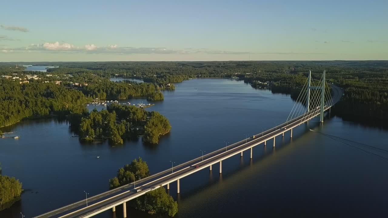 핀란드 헤이놀라에 있는 호수 위의 긴 다리, 북유럽 풍경, 주택, 자동차