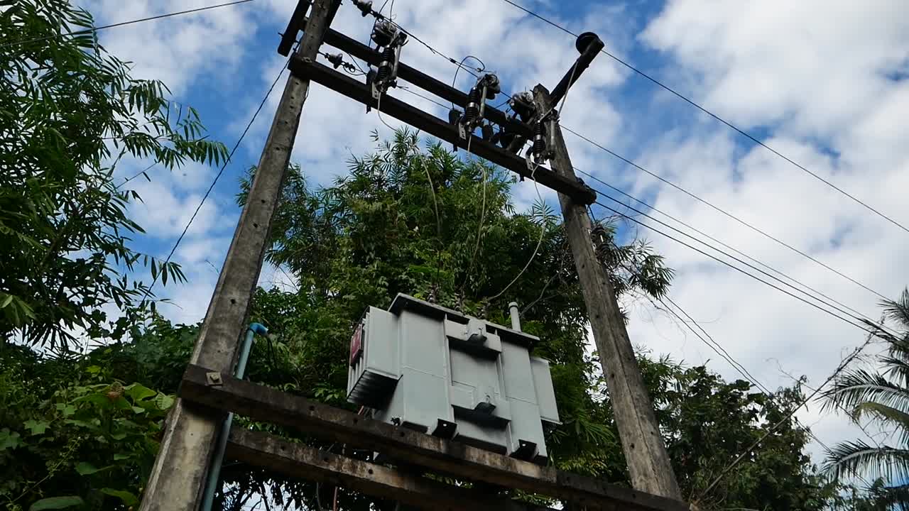 torre de electricidad en un pueblo rural, tailandia