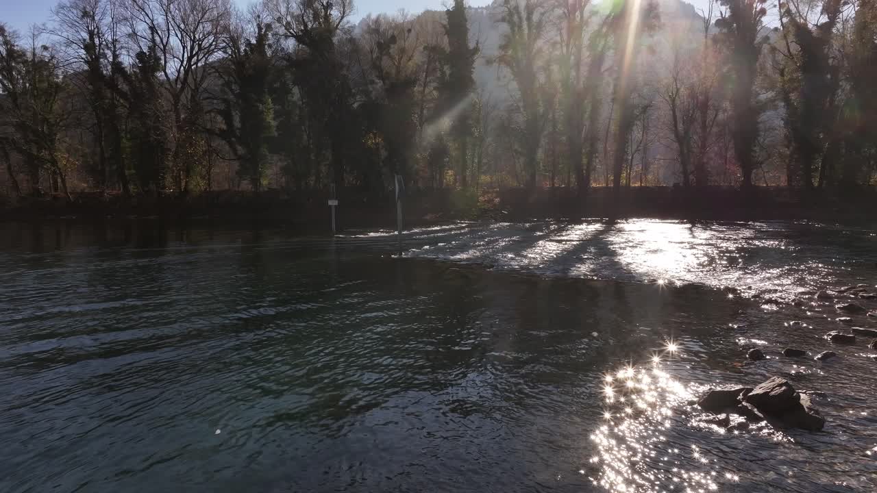 flussszene mit sonnenlichtreflektionen