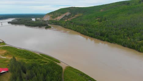 Video-De-Drones-De-4k-Del-Río-Tanana-En-Nenana,-Alaska-Durante-El-Día-De-Verano