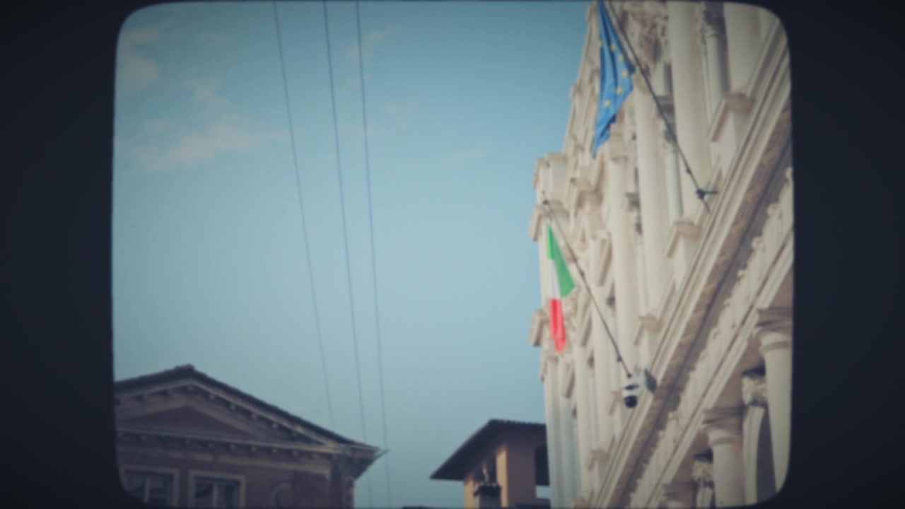 Vecchio edificio con bandiere dell'Italia e dell'UE