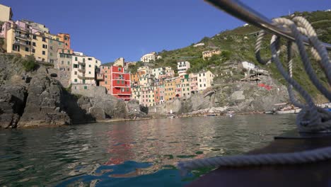 uno de los cinco hermosos pueblos de cinque terre con casas coloridas en un acantilado junto al mar, vista desde el barco