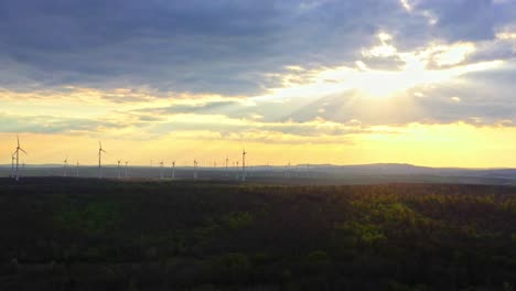 Dramatischer-Sonnenaufgangshimmel,-Der-über-Windturbinen-Beleuchtet-Wird