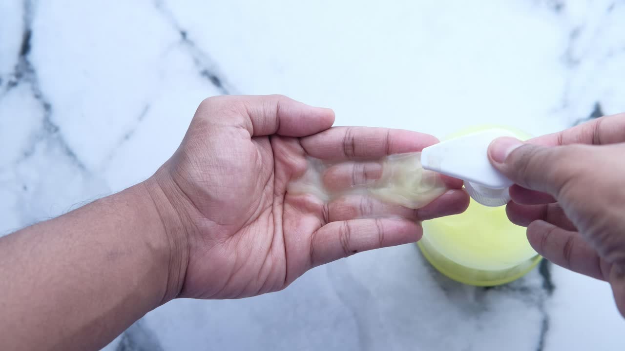 손 소독제를 적용하는 것