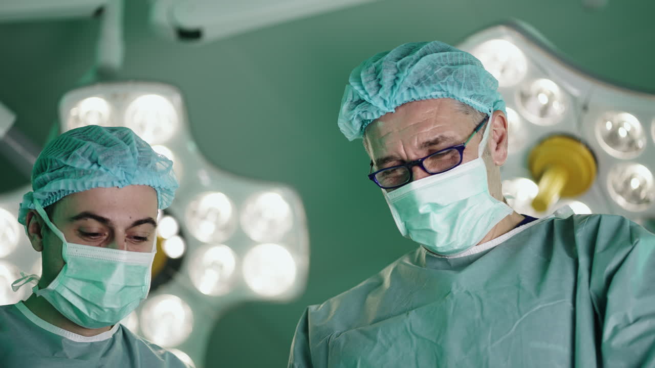 cirujanos en la sala de operaciones