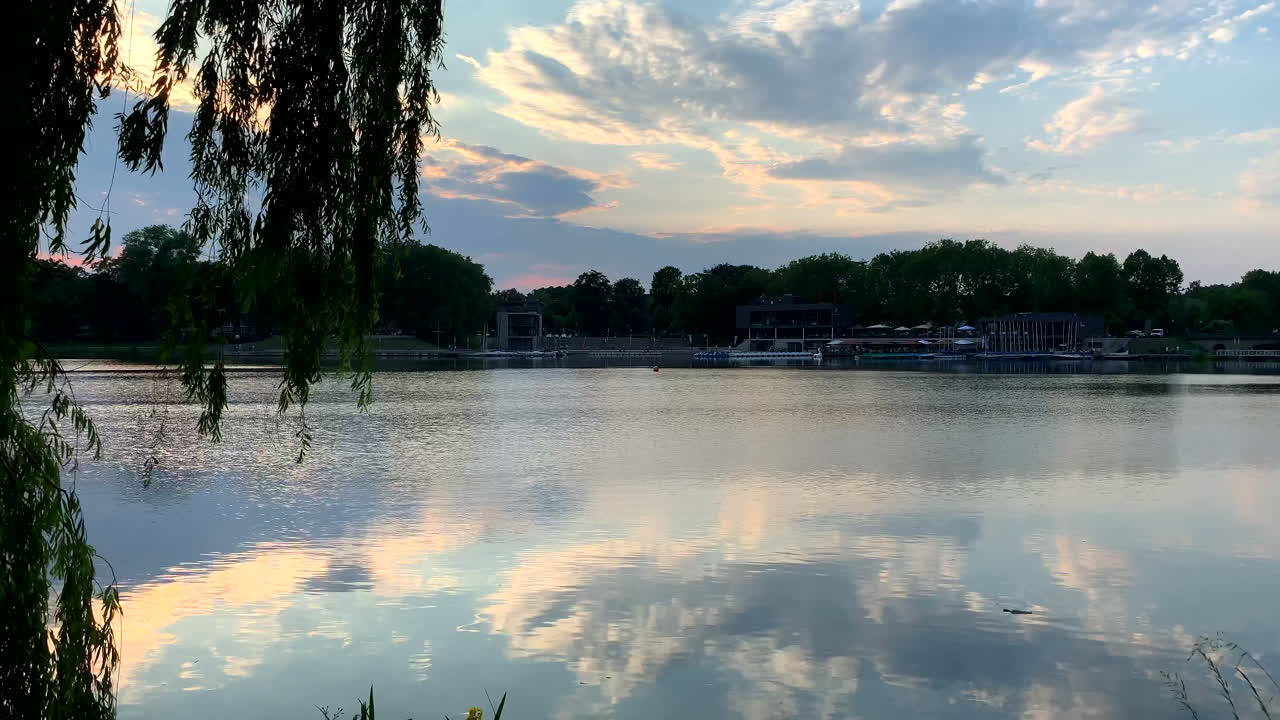 태양은 맑고 푸른 물에 반사된다