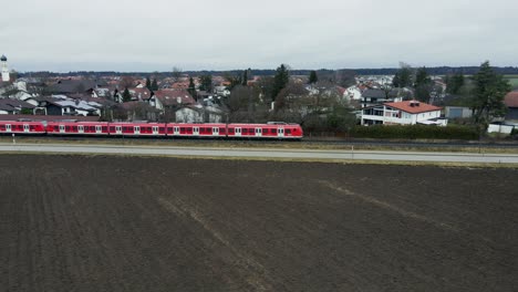 drone rastreando un tren desde el costado